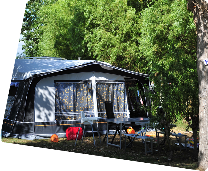 Grote tent op een schaduwrijke camping in Saint-Hilaire