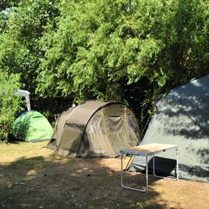Staanplaats voor tent en stacaravan op de camping in Saint-Hilaire 85