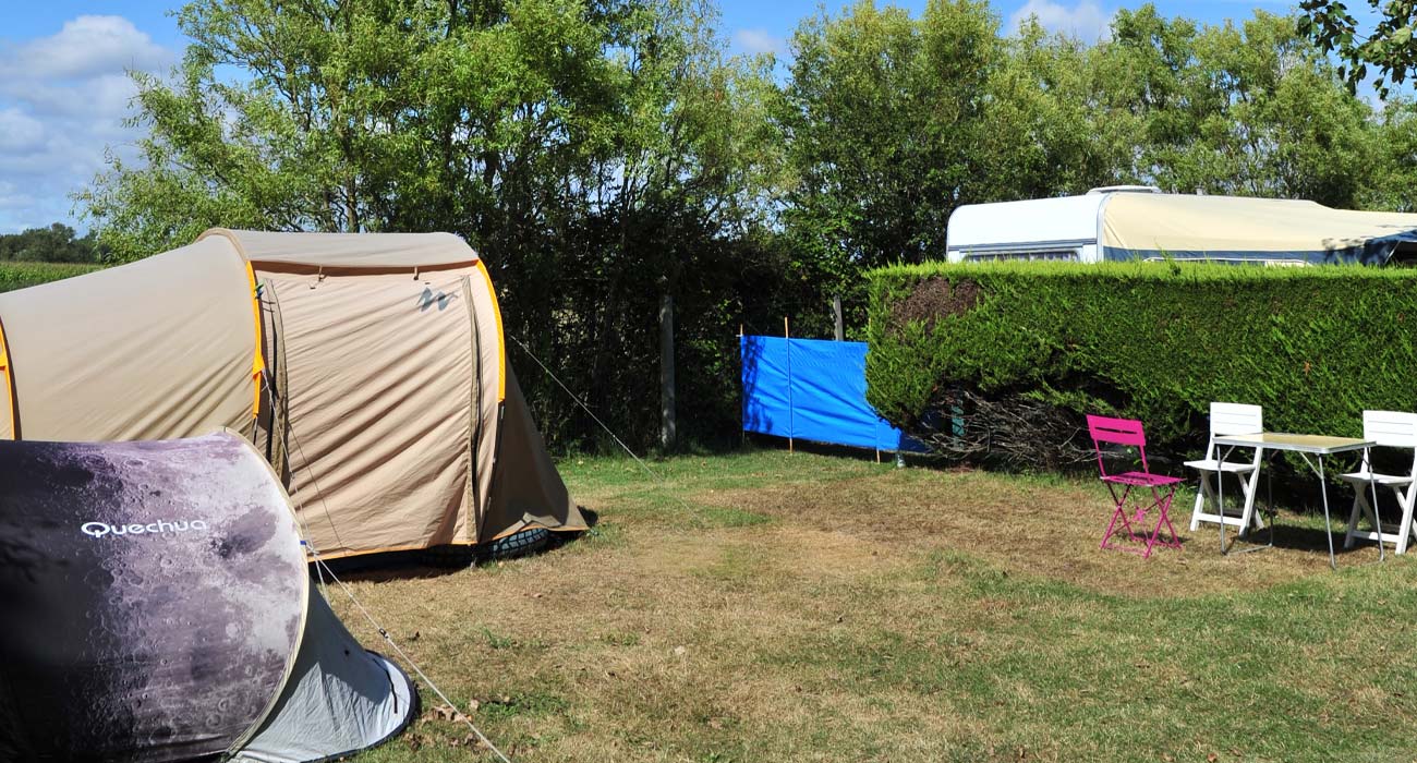 Tent en heg onderhouden op een tentplaats in de Vendée in Saint-Hilaire