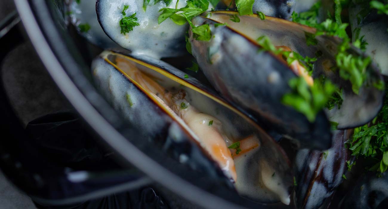 Steamed mussels with parsley at the La Plage campsite restaurant in Saint-Hilaire