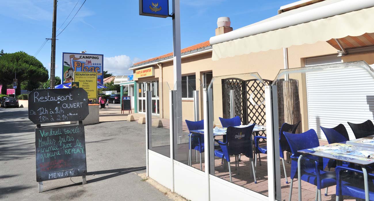 Het restaurant en het terras van camping La Plage aan zee in Saint-Hilaire