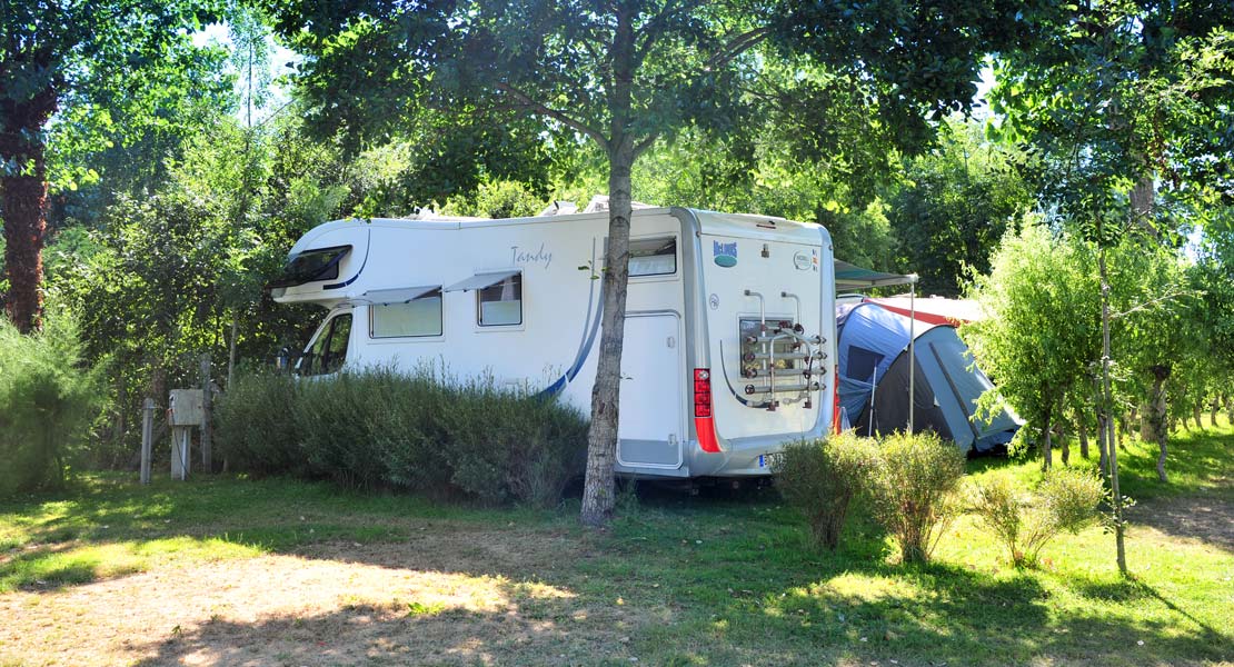 Camper in een steegje van campingpark La Prairie in Saint-Hilaire