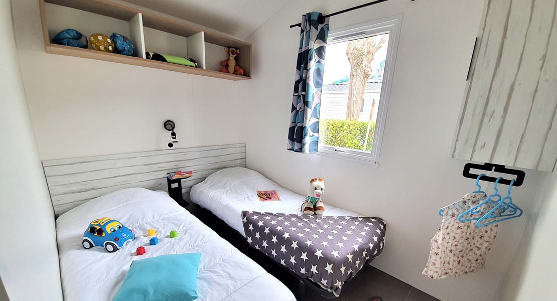 Kinderkamer met twee bedden in een stacaravan te huur in Saint-Hilaire