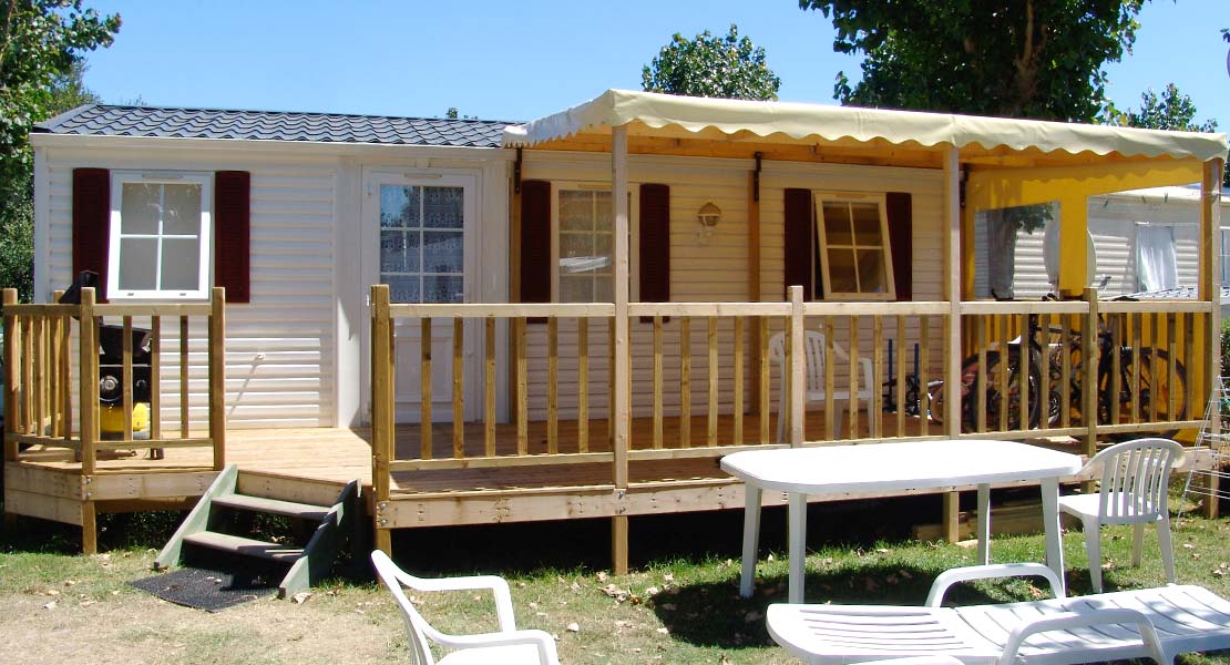 Garden furniture and terrace around the mobile home for rent in Saint-Hilaire
