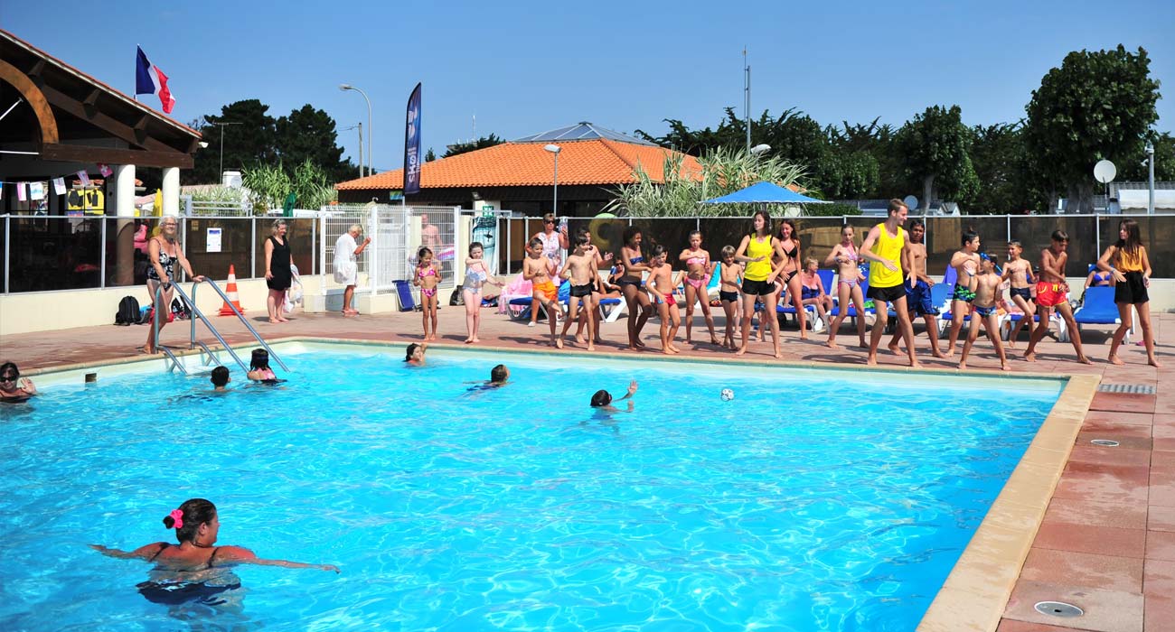 Children's entertainment by the pool at La Prairie campsite in Vendée
