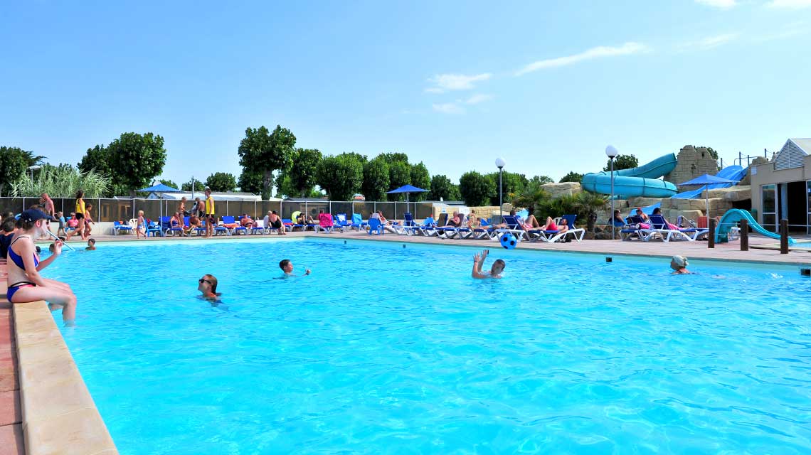Overdekt en verwarmd zwemparadijs van de camping in Saint-Hilaire in de Vendée