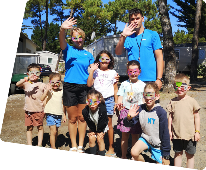 Kinderen en leiders van de kinderclub op camping Clos des Pins in Saint-Hilaire