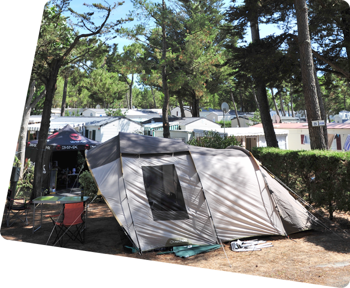 Staanplaats voor tent en stacaravan op de camping in Saint-Hilaire 85