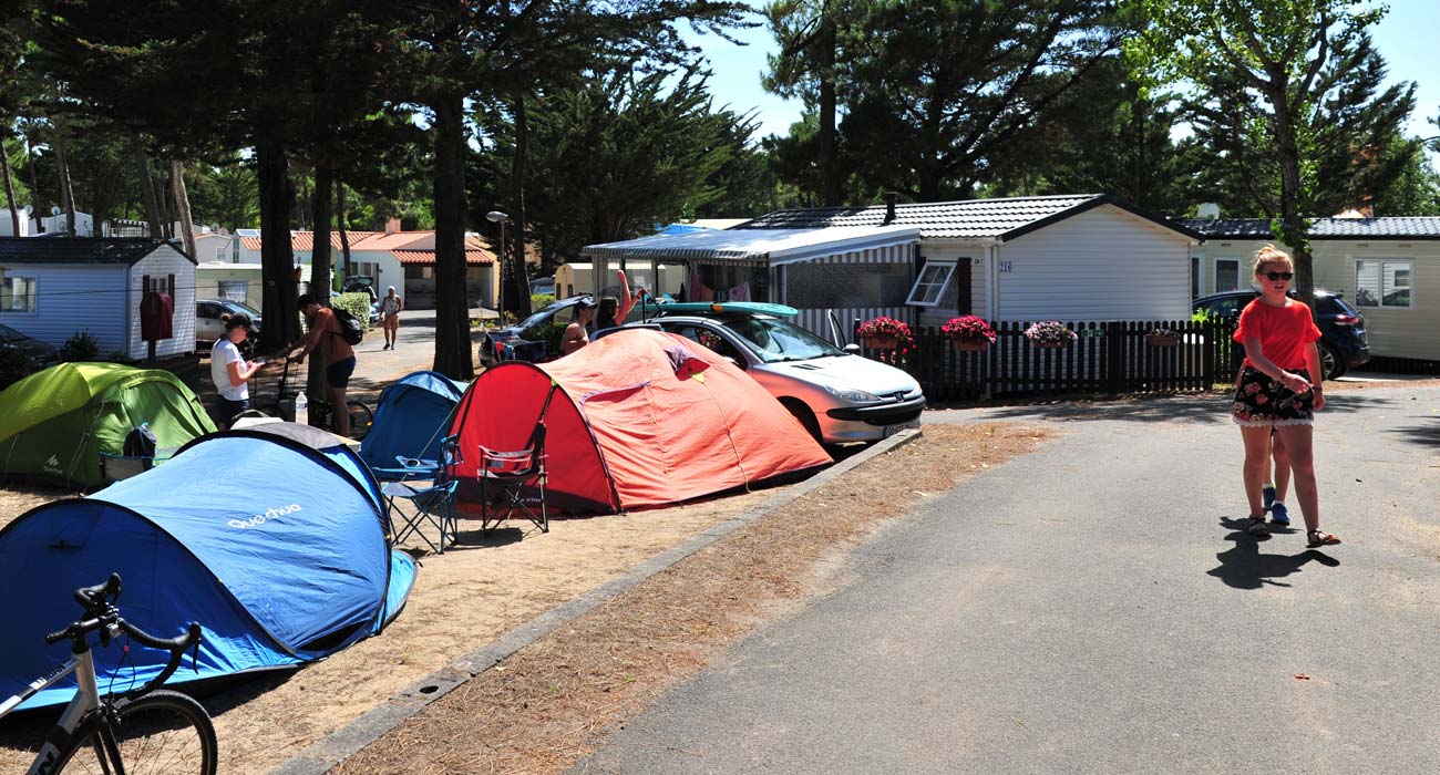 Schaduwrijke staanplaats voor tenten in het campingpark in de Vendée