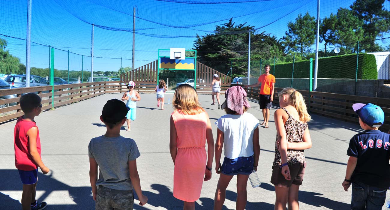 Multisportterrein met voetballende kinderen op de camping in Saint-Hilaire