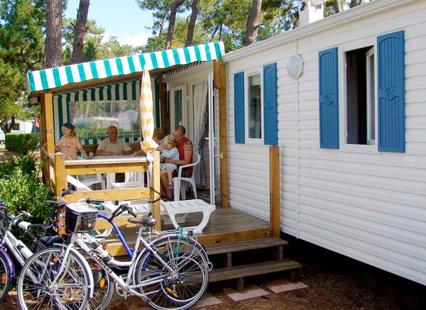 Bikes in front of the semi-covered terrace of a mobile home in Saint-Hilaire