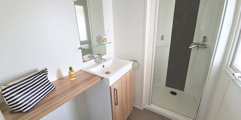 Sink and shower in the bathroom of a mobile home for rent in Saint-Hilaire