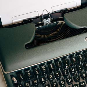 Ouderwetse schrijfmachine die de algemene verkoopvoorwaarden van de camping symboliseert
