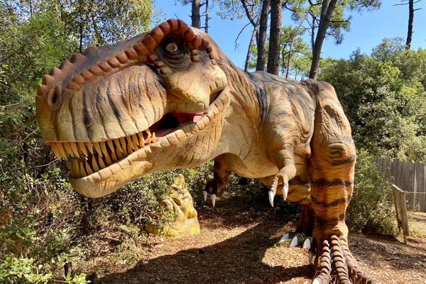 Standbeeld van Tyranosaurus Rex in Dinos Park in de Vendée vlakbij de camping