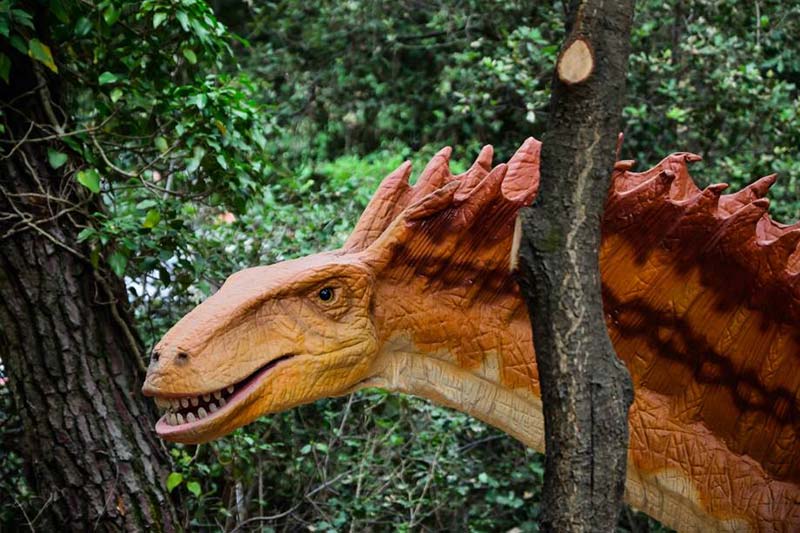Standbeeld van Tyranosaurus Rex in Dinos Park in de Vendée vlakbij de camping