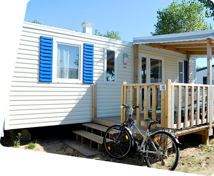 Mobile home with semi-covered terrace in the campsite park in Saint-Hilaire
