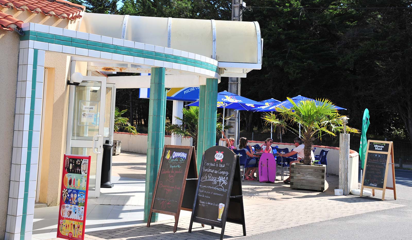 The entrance and the terrace of the bar at the campsite in Saint-Hilaire in Vendée