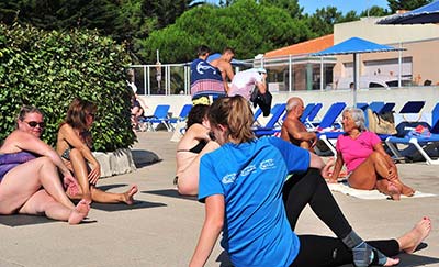 Gymnastique et réveil musculaire au camping à Saint-Hilaire