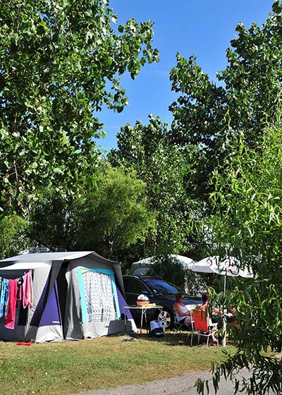 Emplacement pour tente ou caravane au camping à Saint-Hilaire