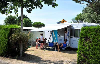 Apéro sur l'emplacement pour tente du camping près de Saint-Jean-de-Mont en Vendée