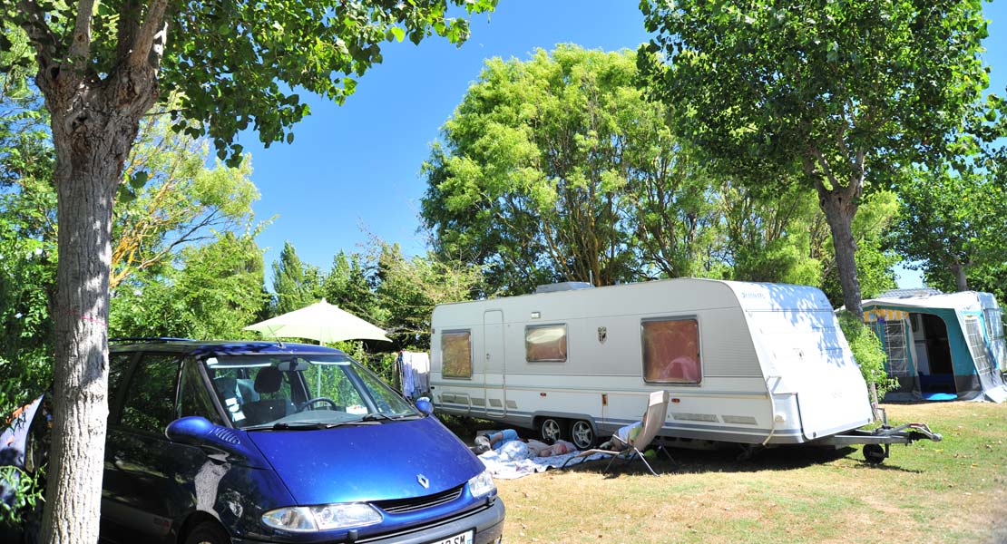 Une caravane sur un emplacement de camping proche des plages en Vendée