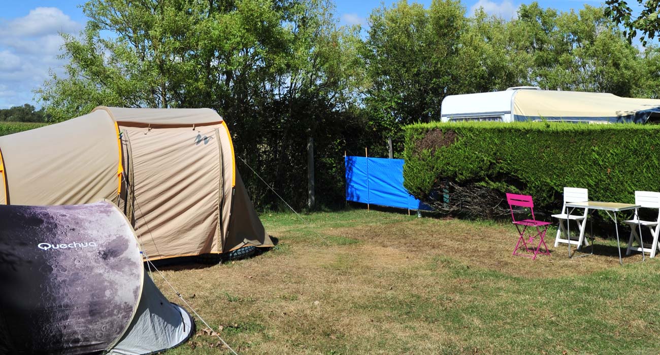 Tent and hedge maintained on a tent pitch in Vendée at Saint-Hilaire