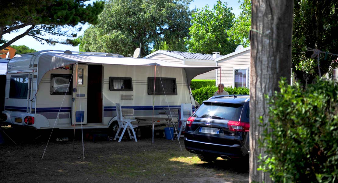 Familie van kampeerders in de steegjes van camping La Plage aan zee in de Vendée