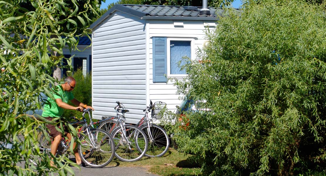 Vélo devant un mobil-home dans le parc du camping La Plage 85