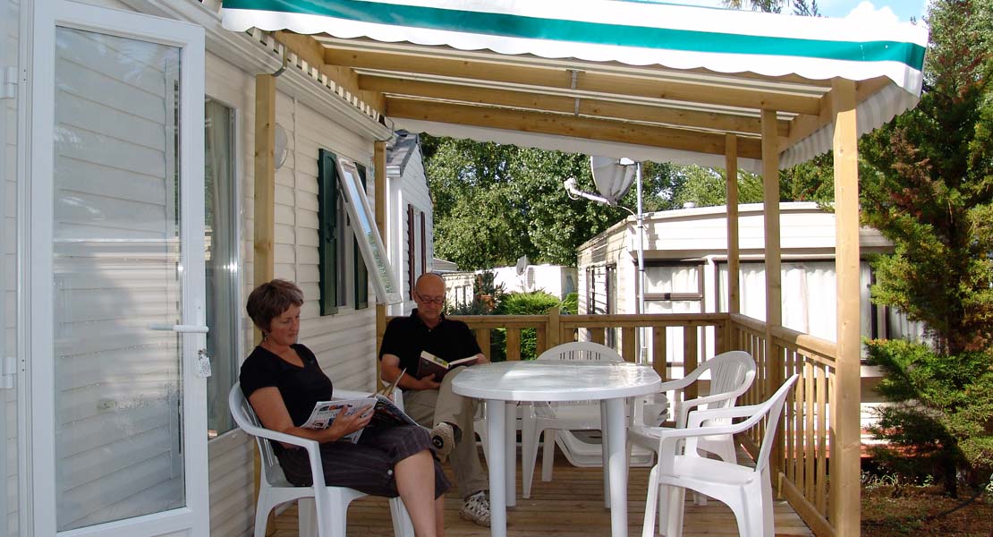 Terras met tuinmeubelen in een stacaravan op de camping aan zee in de Vendée