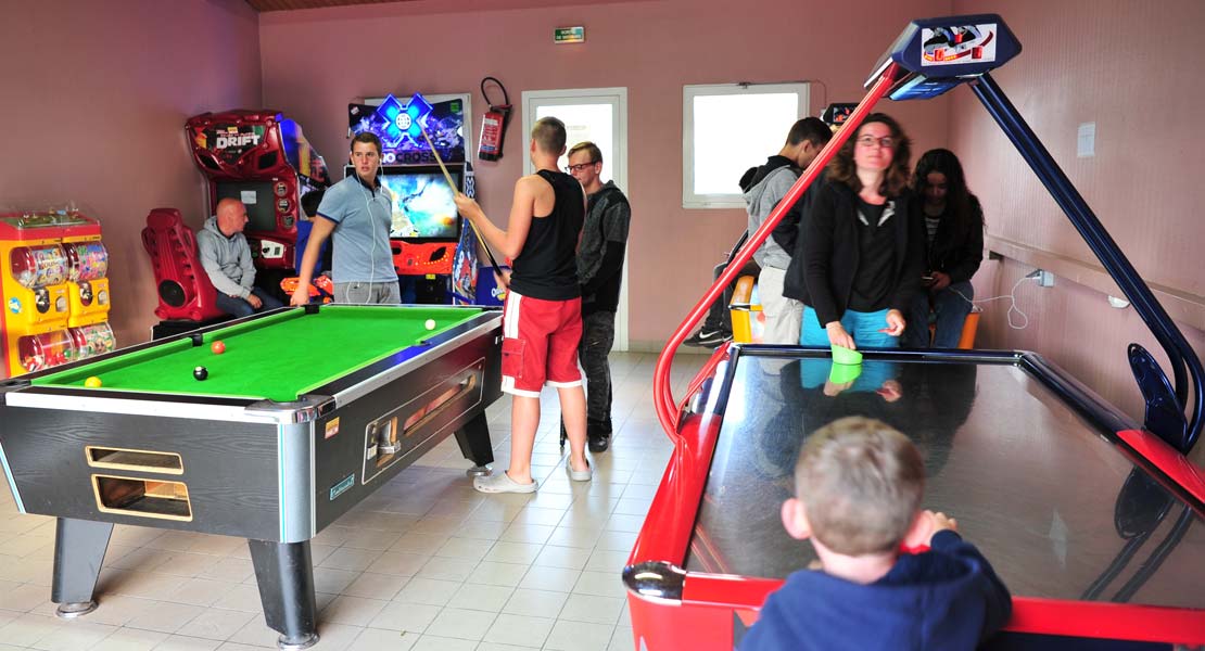 Salle de jeux avec billard au camping proche des plages à Saint-Hilaire