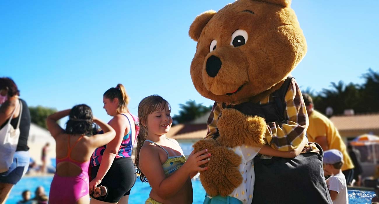 De mascotte van camping La Plage in de kinderclub van de camping in Saint-Hilaire de Riez