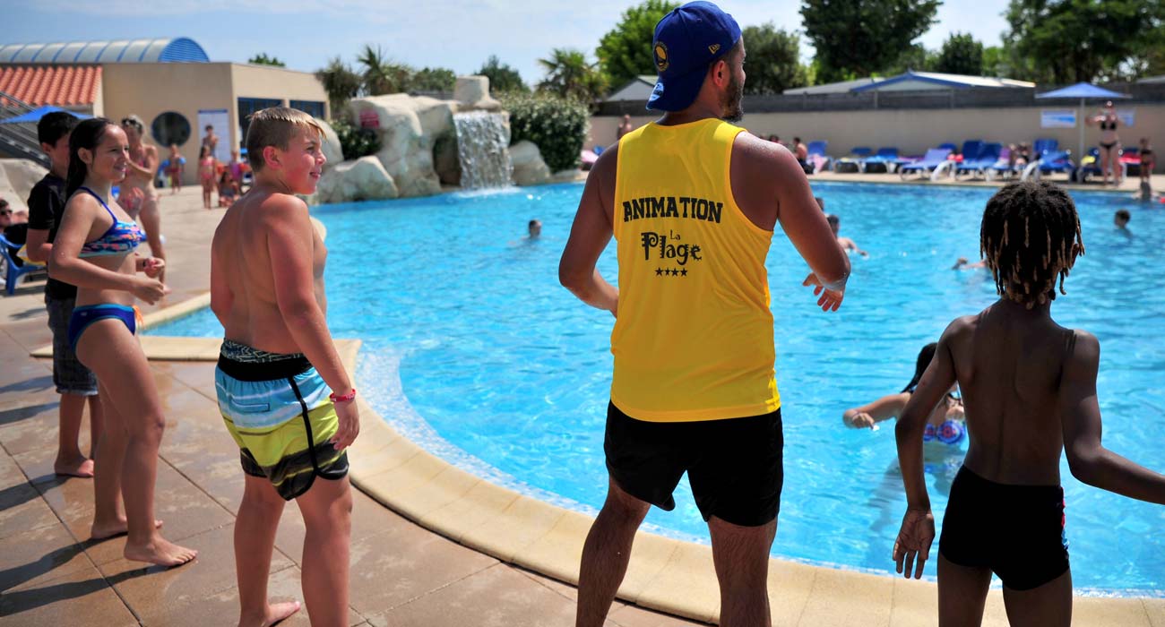 Animations pour enfants autour de la piscine au camping en Vendée à Saint-Hilaire