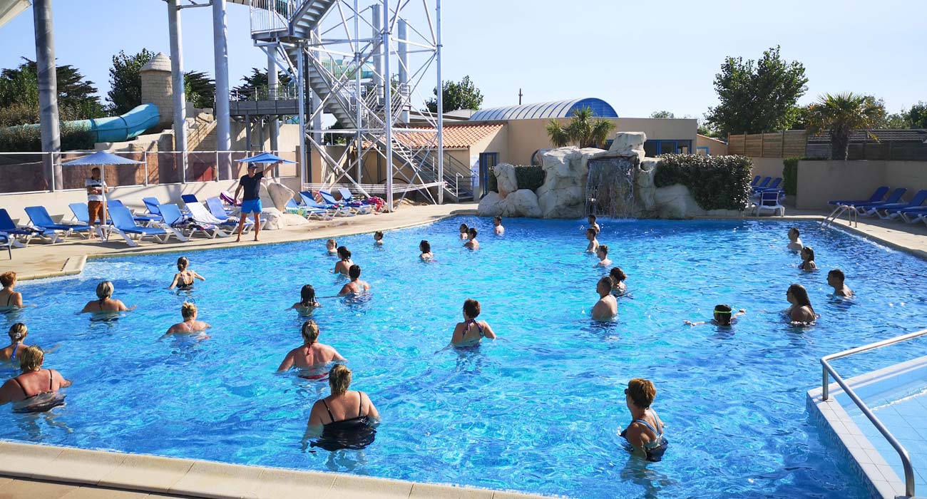 Séance d'aquagym dans l''espace aquatique du camping à Saint-Hilaire