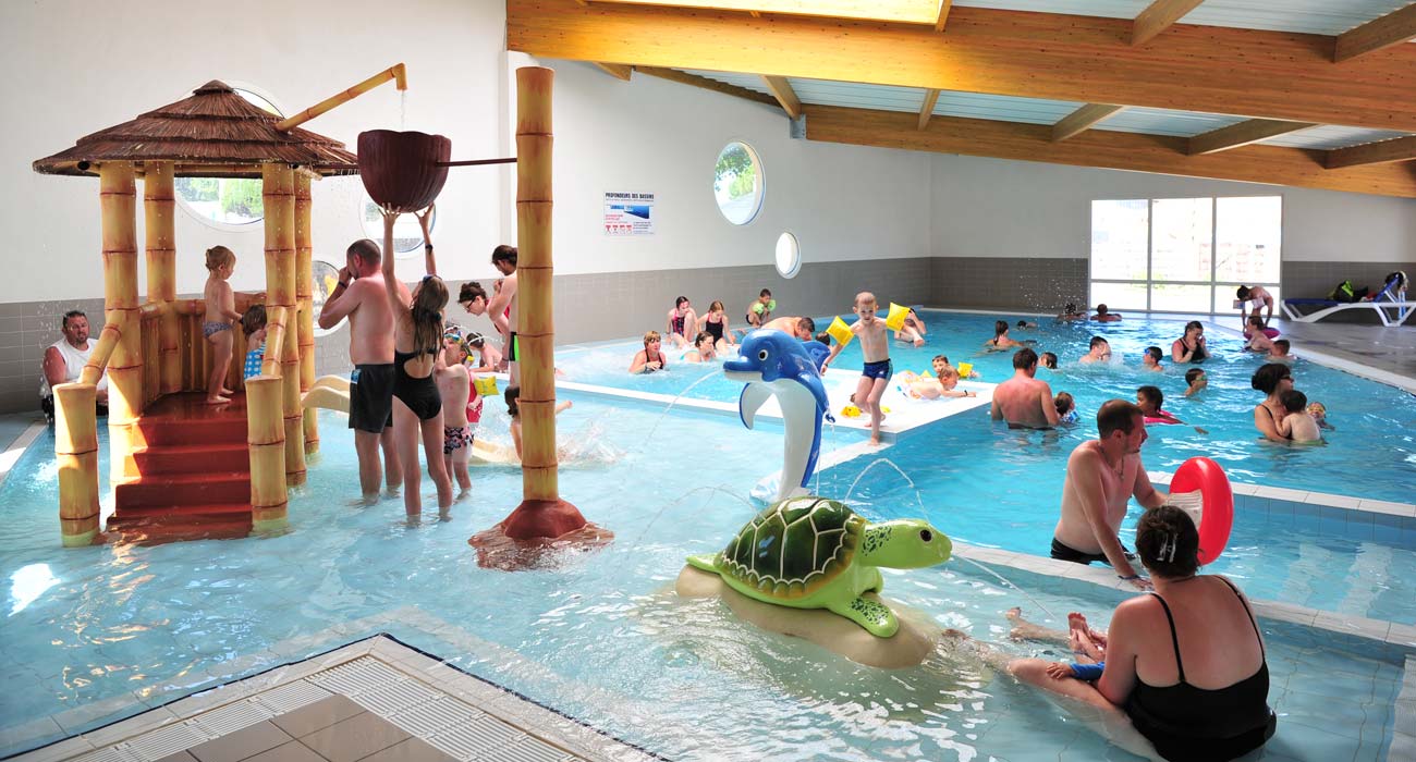 Piscine couverte et chauffée au camping La Plage à Saint-Hilaire