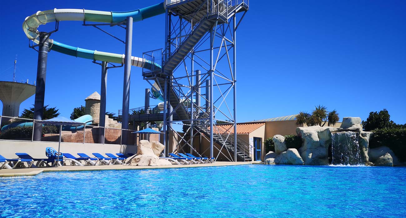 Bord de piscine au camping La Plage en bord de mer en Vendée