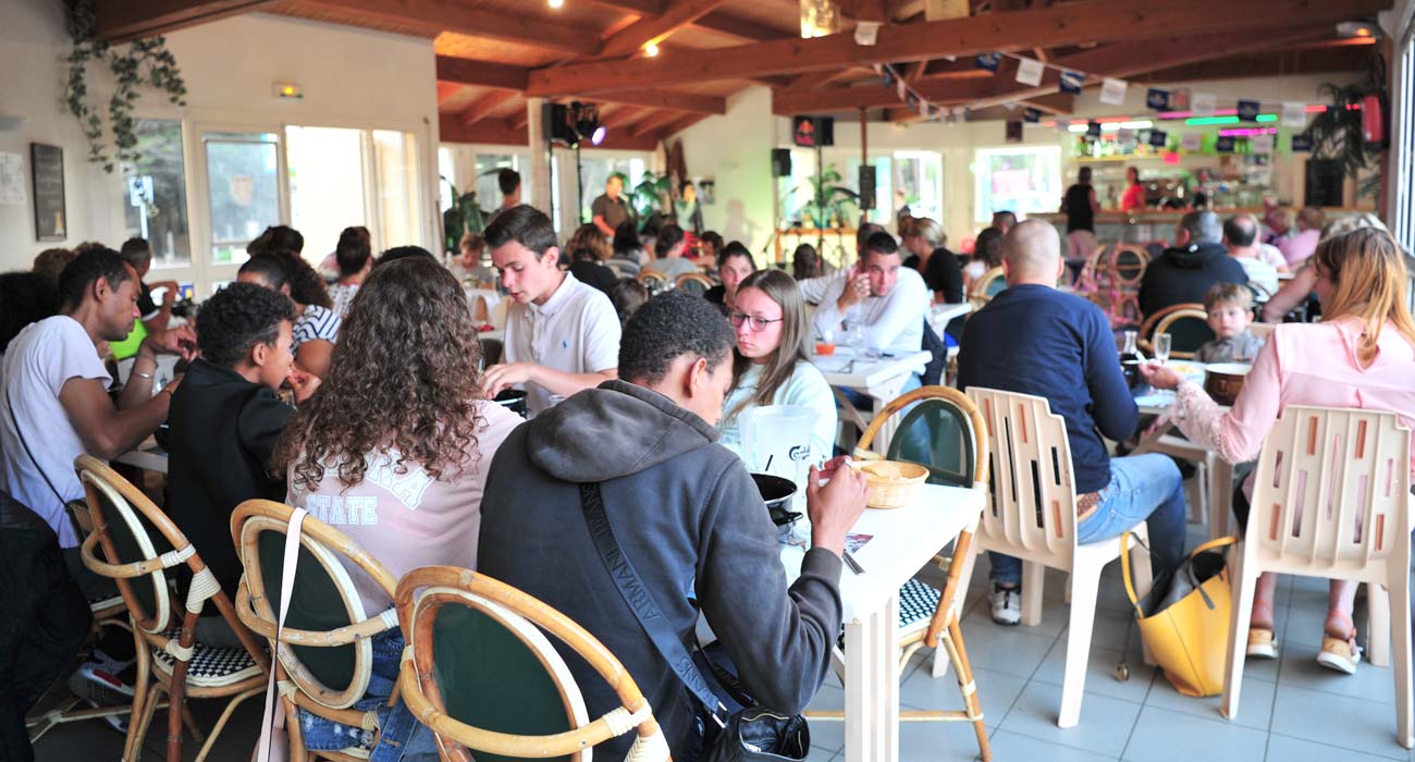 De eetzaal op camping La Plage met mosselen en frietjes in Saint-Hilaire