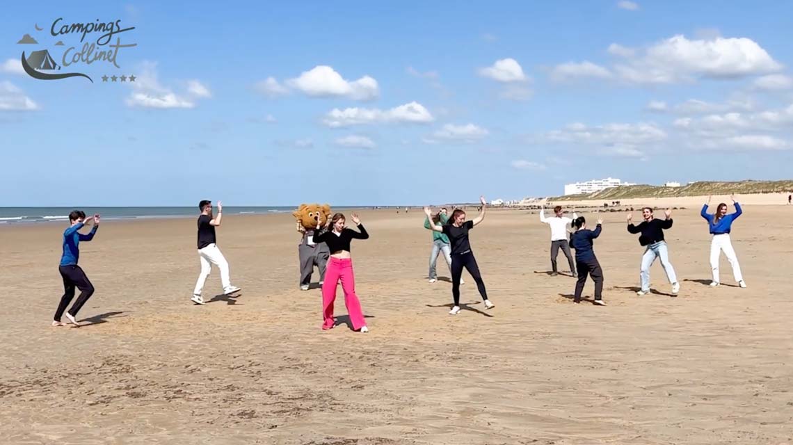 Het team van camping Saint-Hilaire danst op het strand