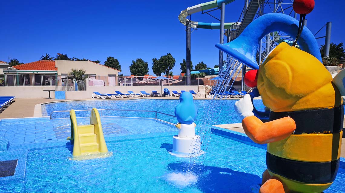 Het waterpark van de camping met waterstralen en glijbanen in Saint-Hilaire