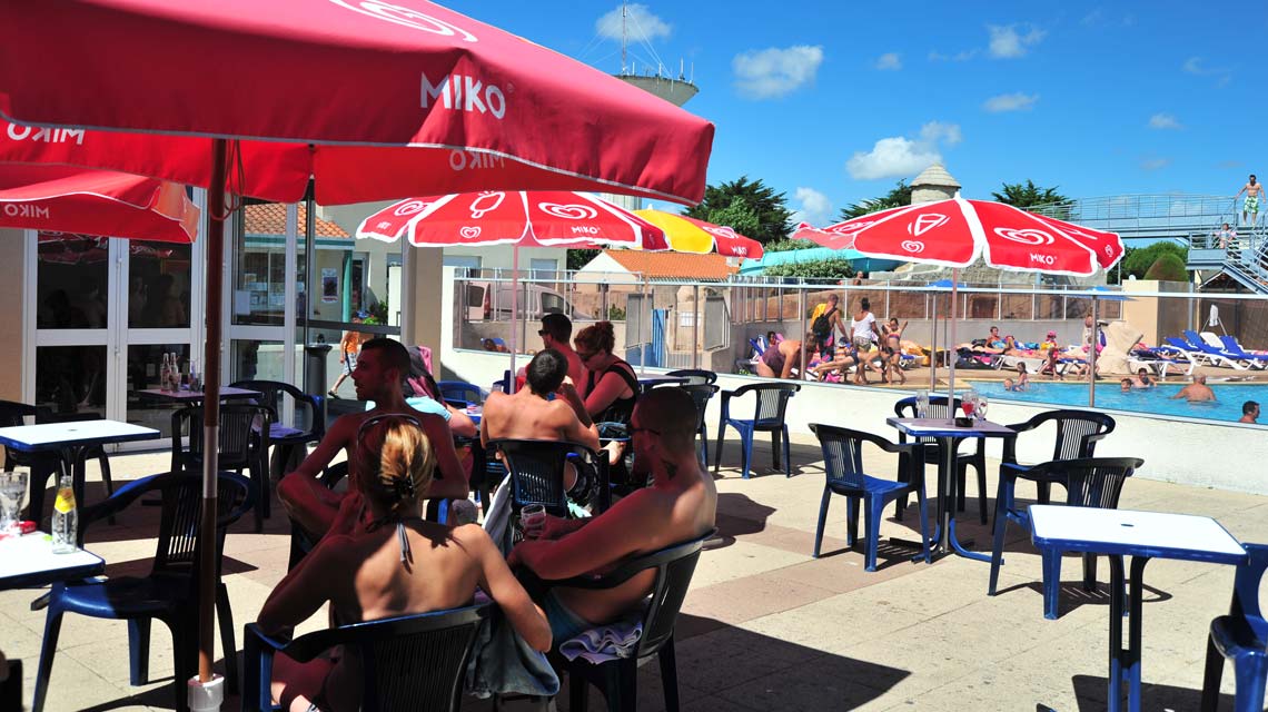 Het terras van de bar op camping La Plage in Saint-Hilaire