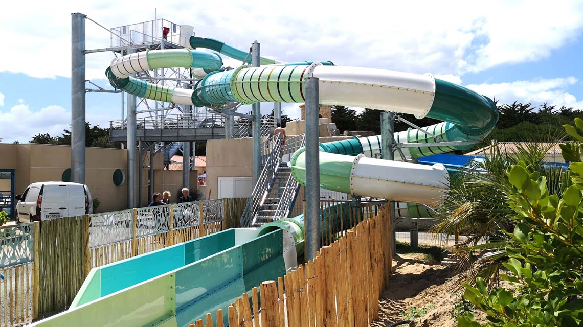 Glijbaan in het waterpark op de camping in Saint-Hilaire