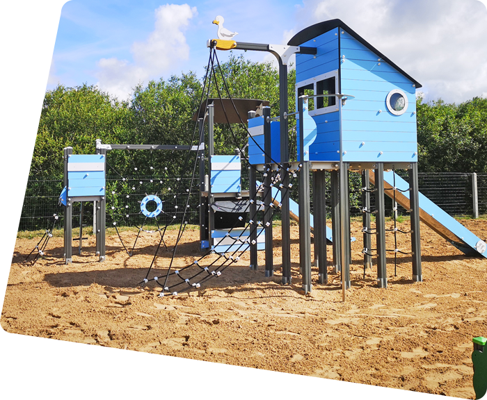 Structure de jeu bleue sur l'aire de jeux du camping la Prairie à Saint-Hilaire