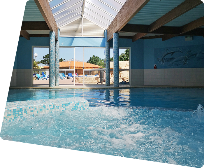 Piscine à remous dans l'espace aquatique intérieur du camping à Saint-Hilaire