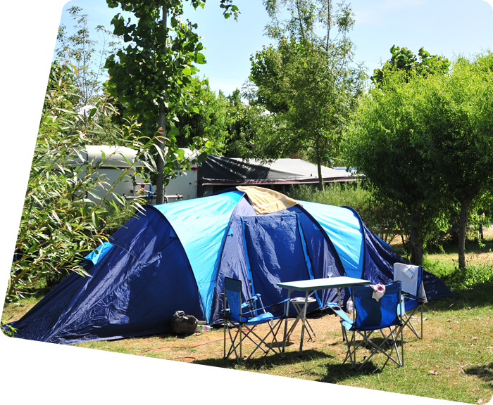 Tente bleue sur un emplacement de camping à Saint-Hilaire
