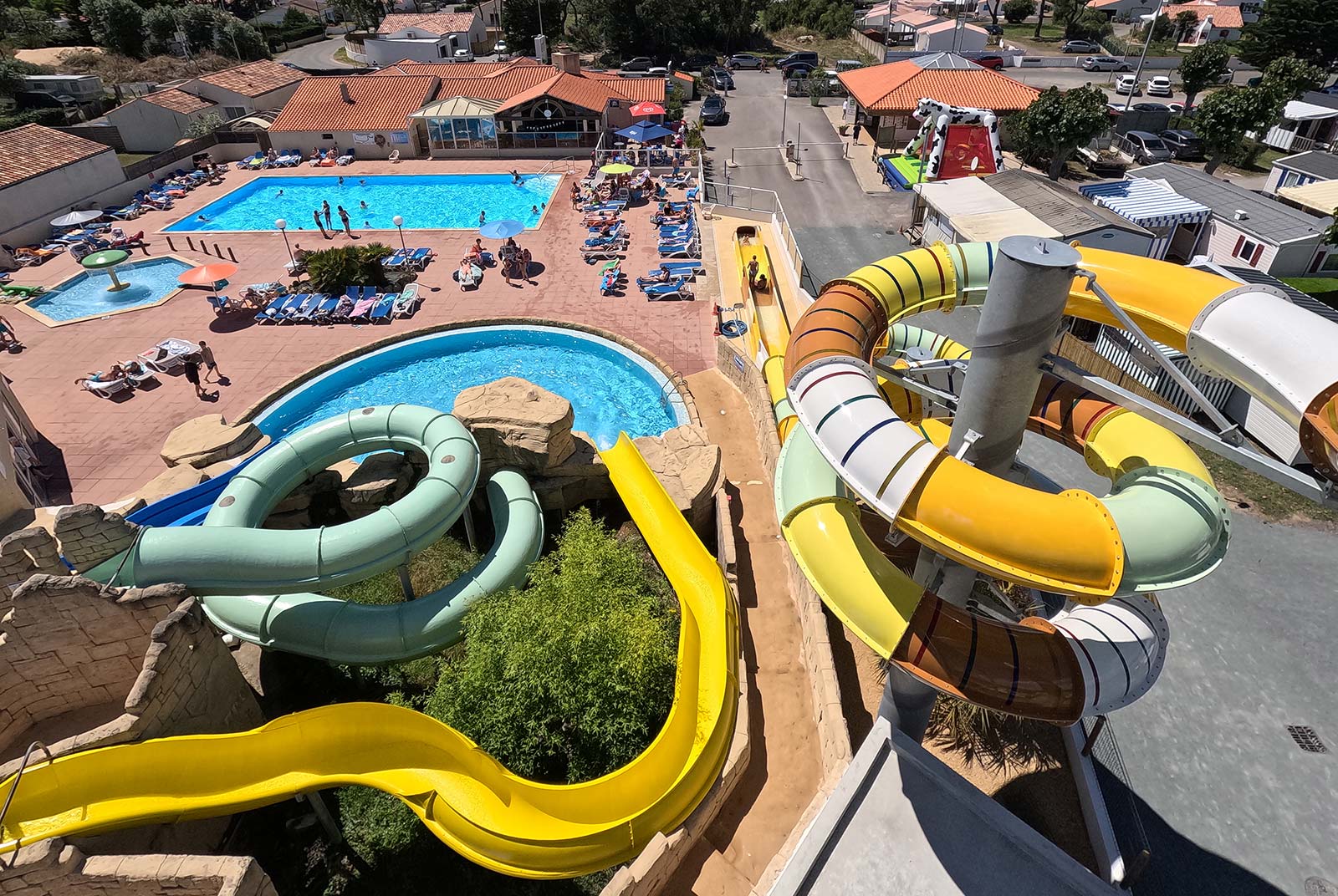 Vue aérienne des toboggans aquatique du camping en Vendée