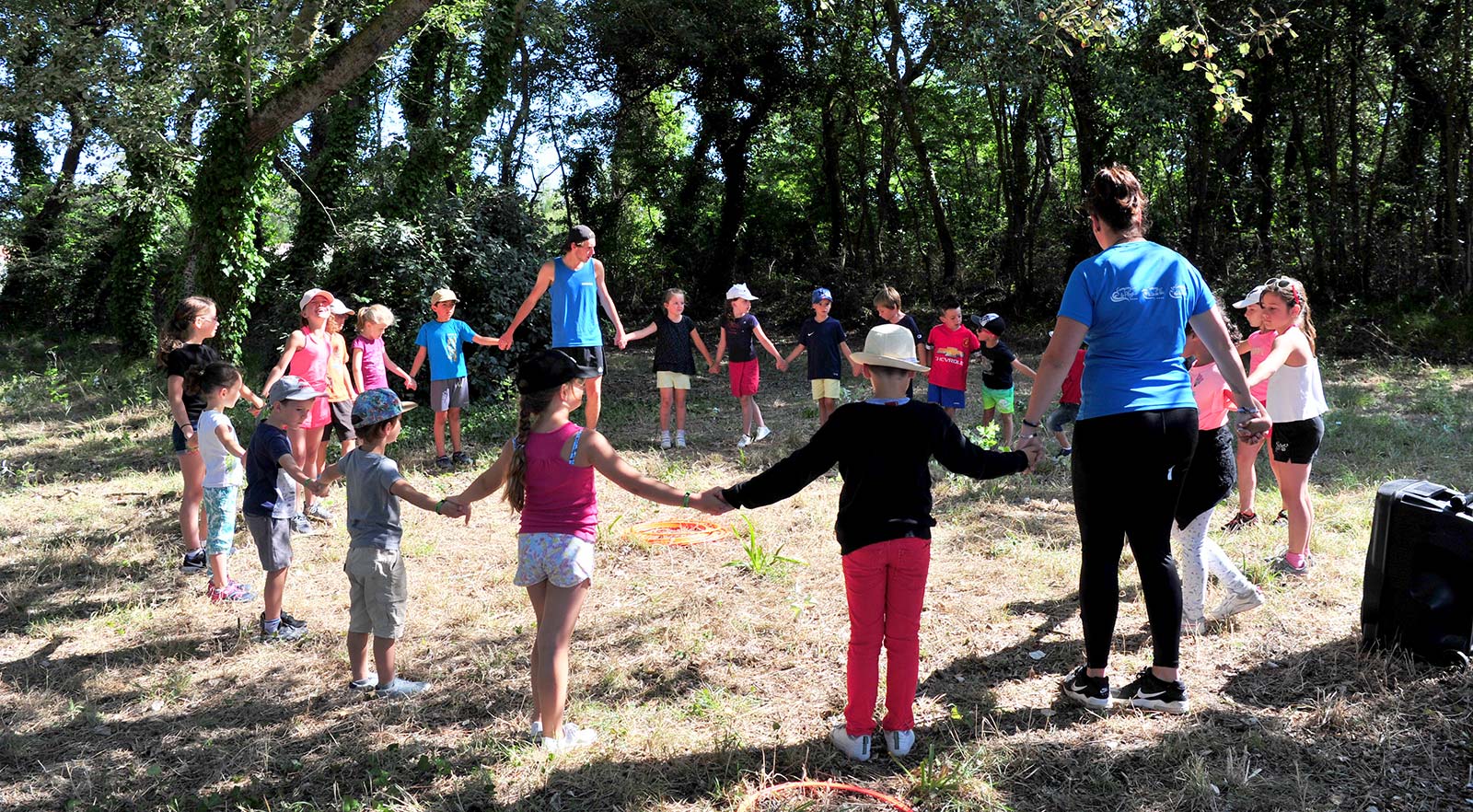 Enfants dans une clairière avec le club-enfants du camping La Prairie à Saint-Hilaire
