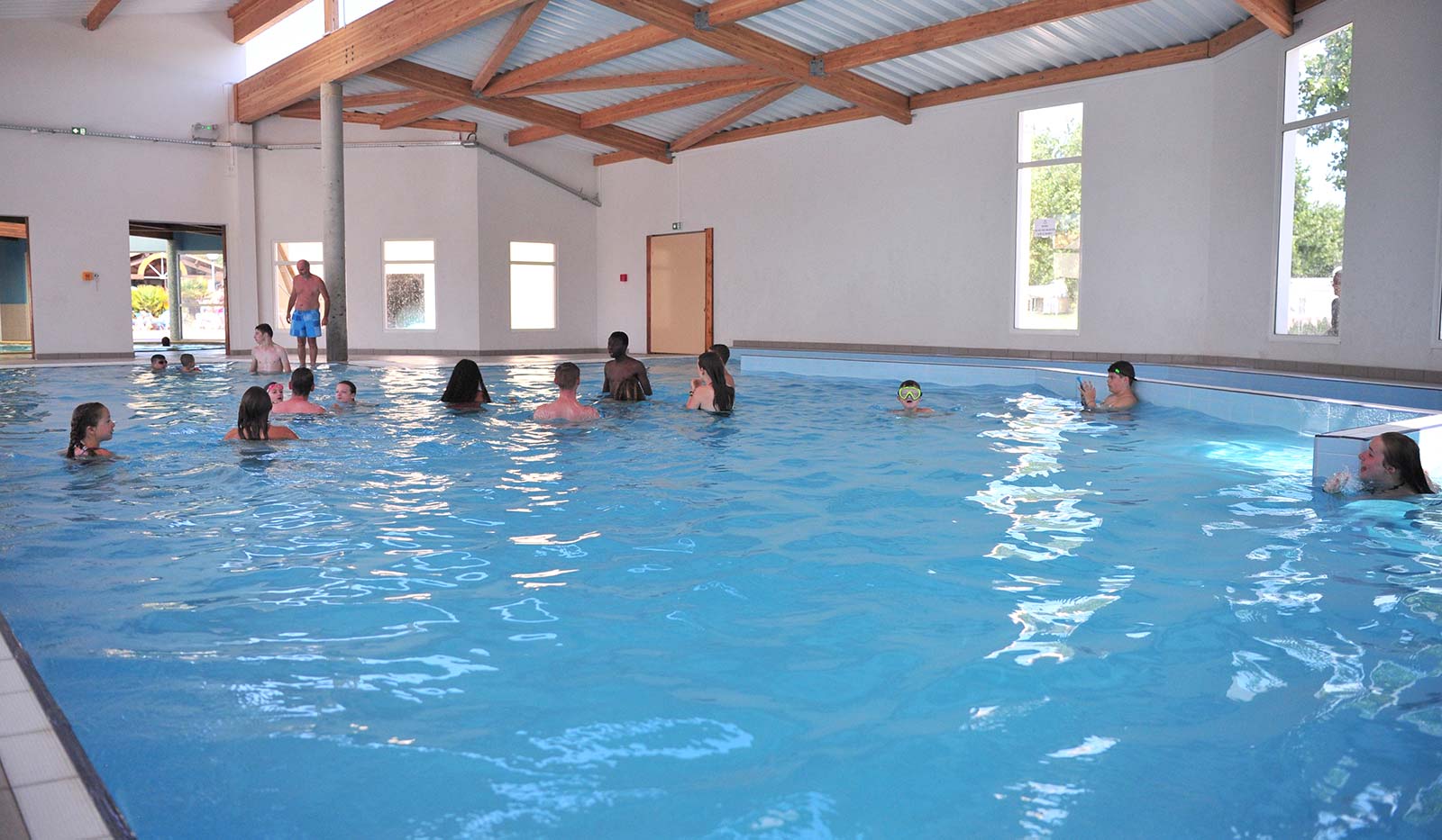 Bassin de la piscine couverte intérieur au camping à Saint-Hilaire