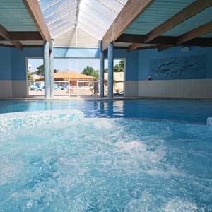 Whirlpool in het verwarmde overdekte waterpark op camping La Prairie in Saint-Hilaire