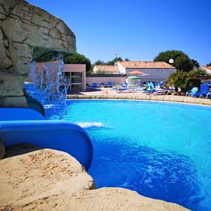 Arrival of a water slide at La Prairie campsite in Vendée