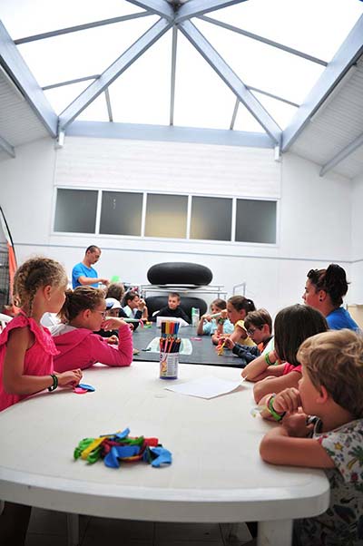 Activités d'intérieur avec le club-enfants du camping en Vendée La Prairie