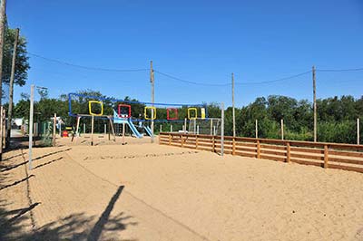 Terrain multi-sports et beach-volley au camping La Prairie en Vendée